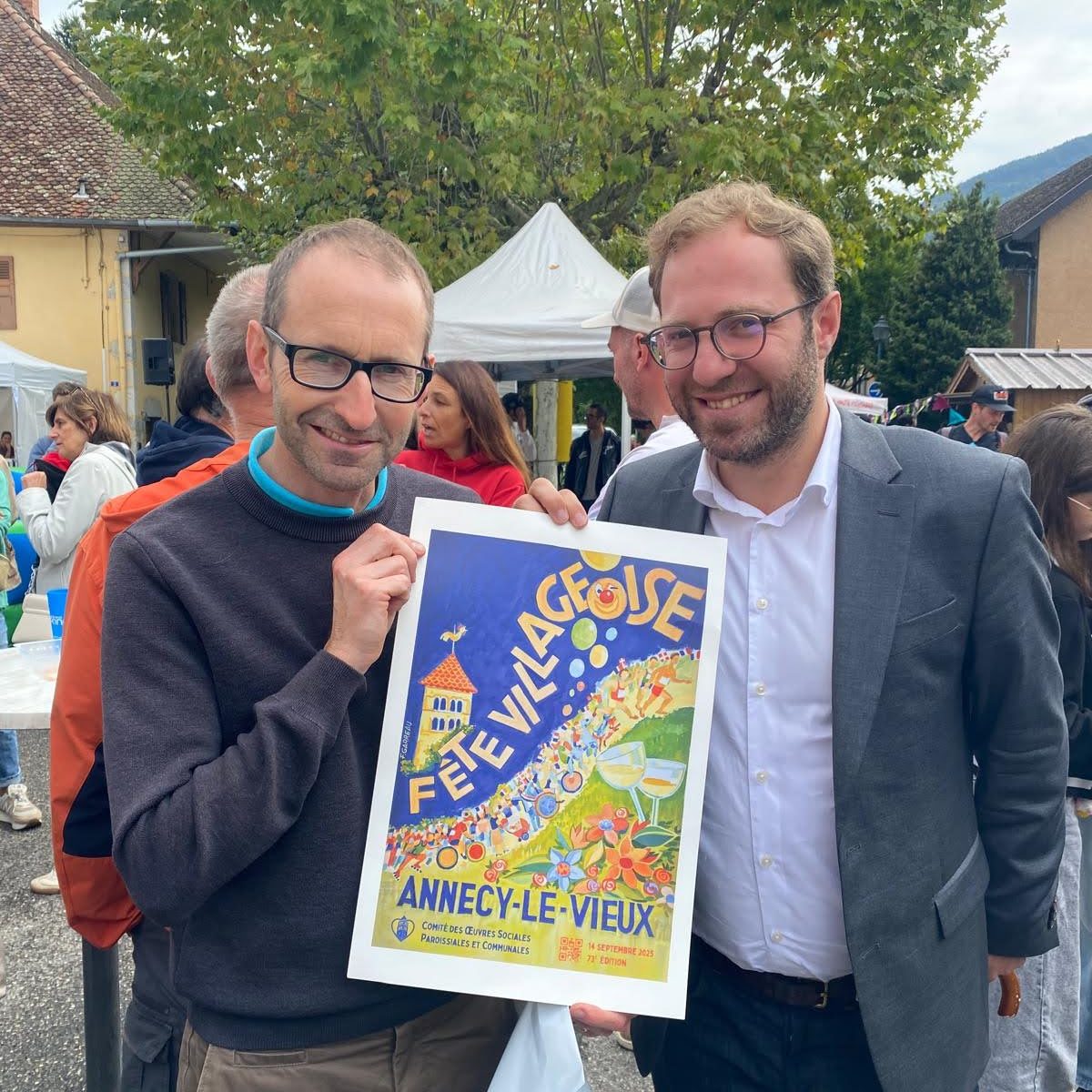 Deux partenaires sur la place le jour de la fête 2025