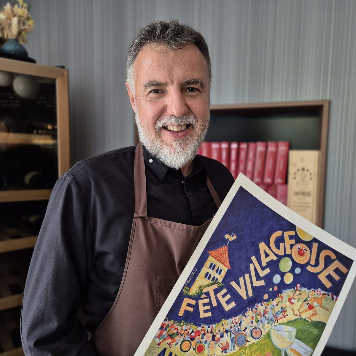 Benoît Vidal, chef de la Maison Benoît Vidal (2 étoiles Michelin), avec l'affiche 2025