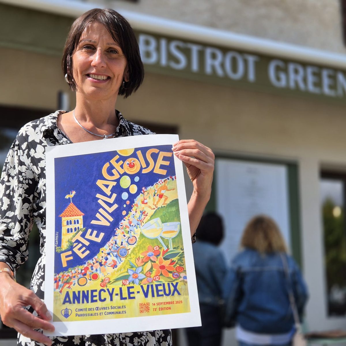 Propriétaire du Bistrot Green avec l'affiche 2025
